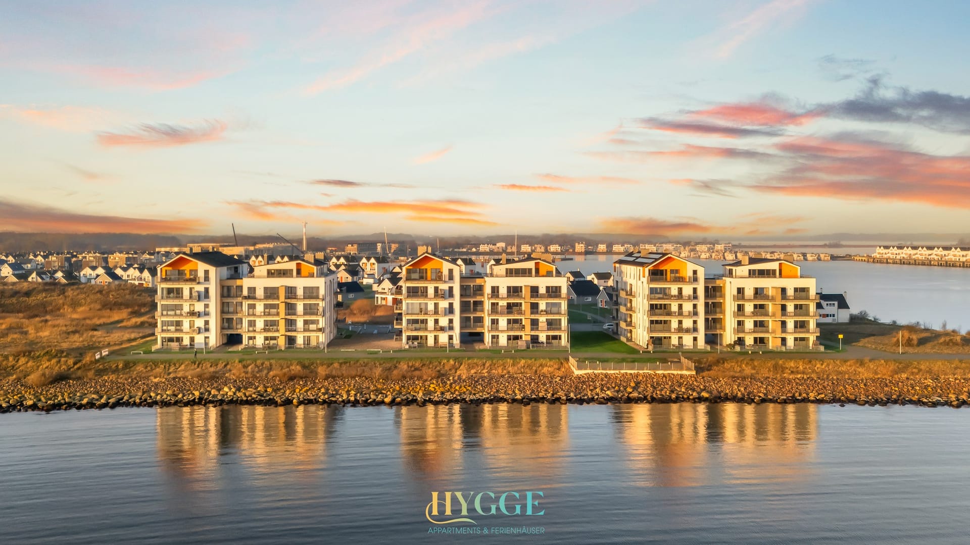Modernes Penthouse Hygge mit umlaufender Dachterrasse und Panorama-Meerblick in Olpenitz