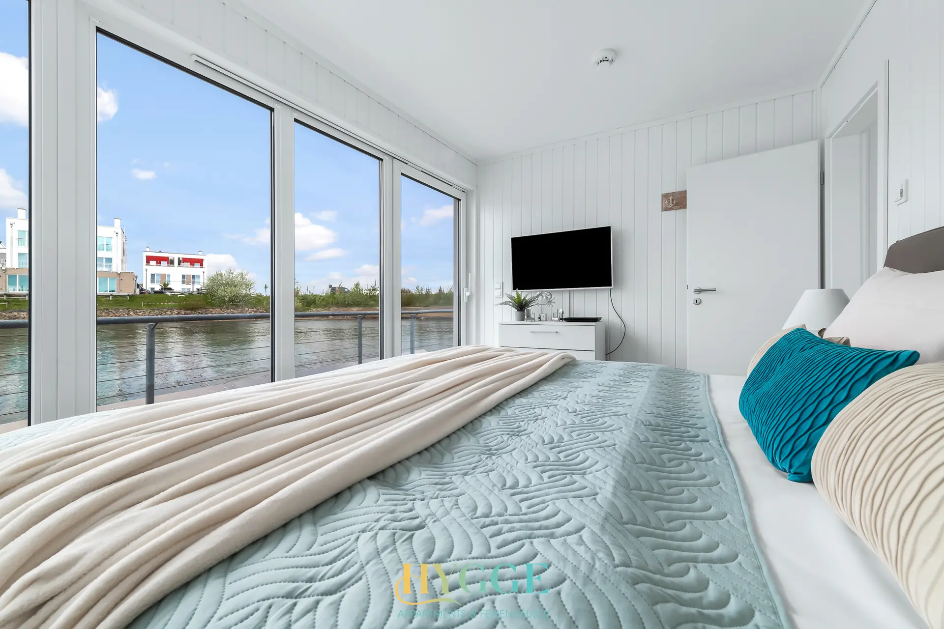 Herobereich mit Hausboot An Bord 2 am Wasser in Olpenitz, Ostsee